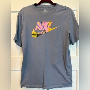 The Nike Tee. Men’s Medium